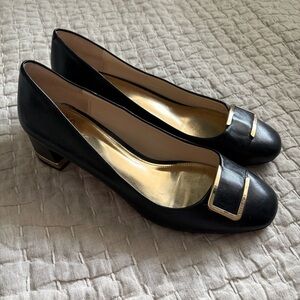 Coach Isla Semi-Shine Leather Pumps Black with Gold Buckle size 9